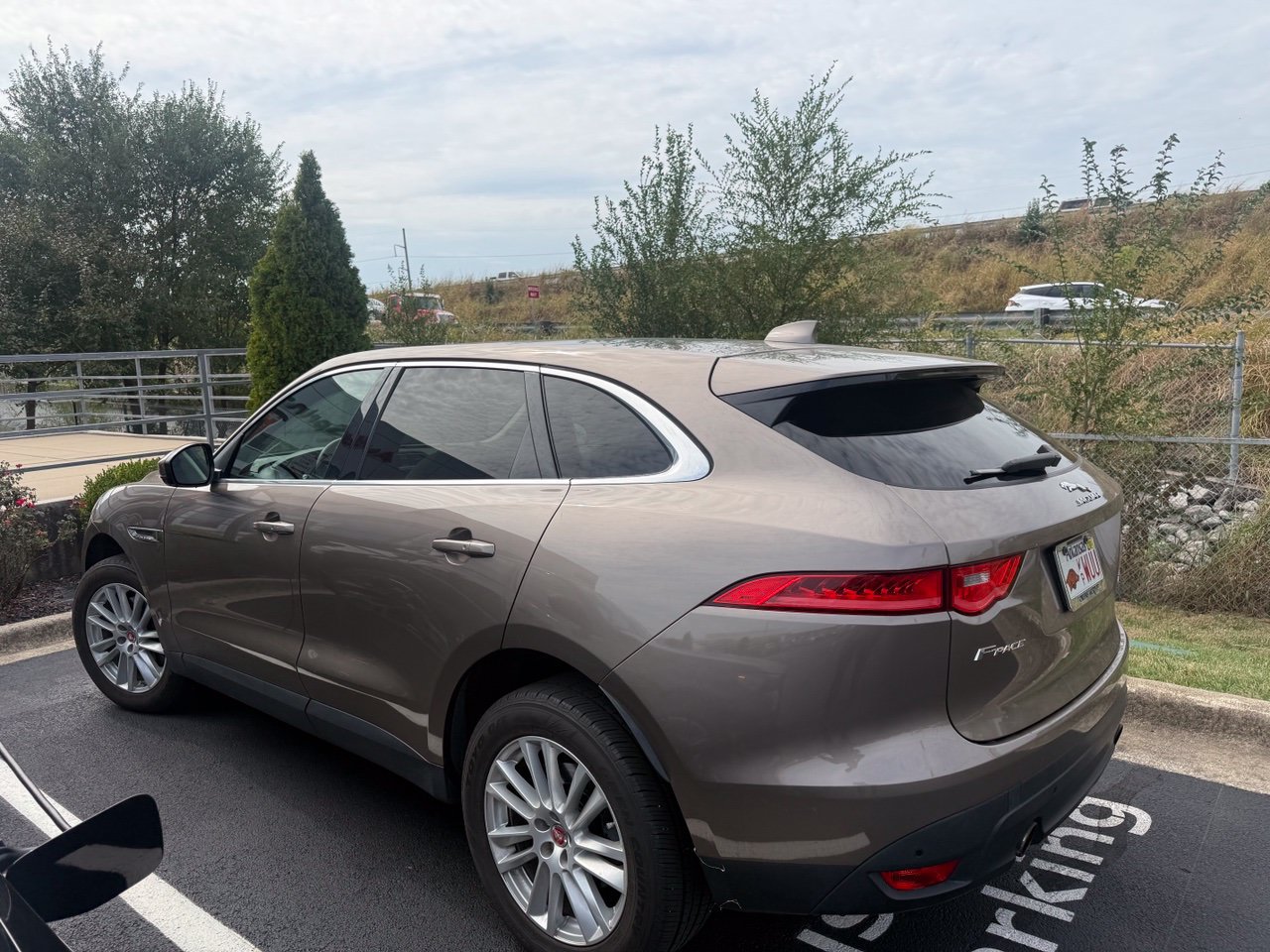 Used 2017 Jaguar F-PACE Prestige AWD/4WD image 2