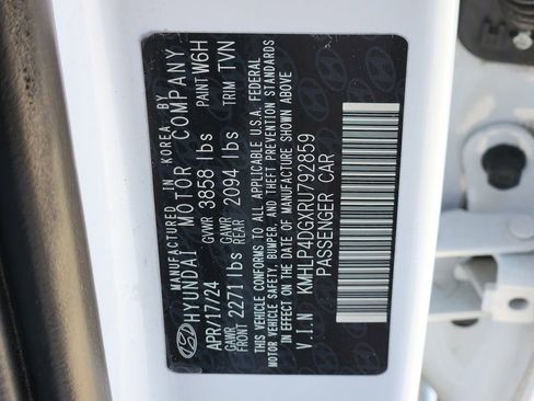 Used 2024 Hyundai Elantra Limited image 39