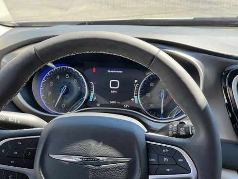 Used 2024 Chrysler Pacifica Touring-L image 16