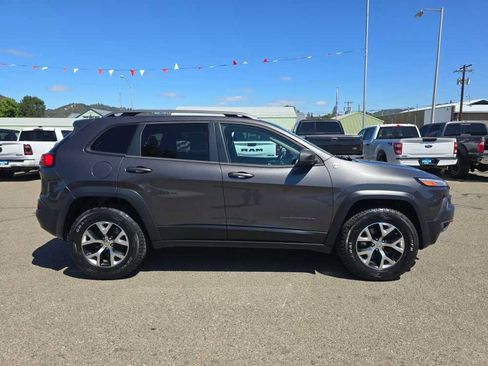 Used 2015 Jeep Cherokee Trailhawk AWD/4WD image 6