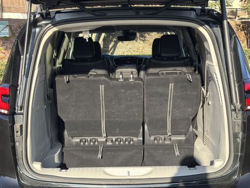 Used 2024 Chrysler Pacifica Select image 32