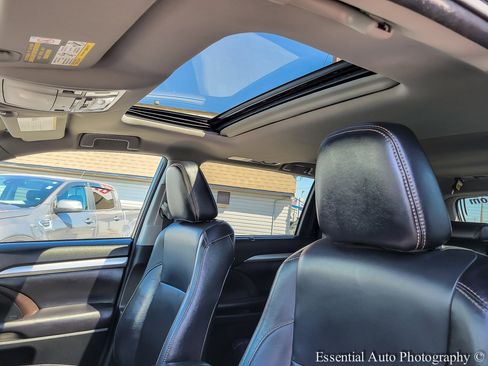 Used 2017 Toyota Highlander XLE w/ Carpet Mat Package image 10