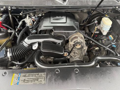 Used 2010 Cadillac Escalade ESV Premium image 24