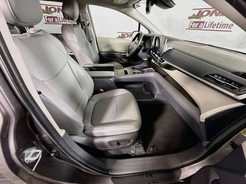 Certified 2024 Toyota Sienna XLE AWD/4WD image 32