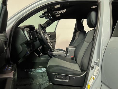 Used 2021 Toyota Tacoma TRD Off-Road w/ Technology Package image 18