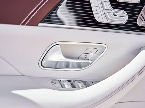 Used 2026 Mercedes-Benz Maybach GLS 600 4MATIC image 35