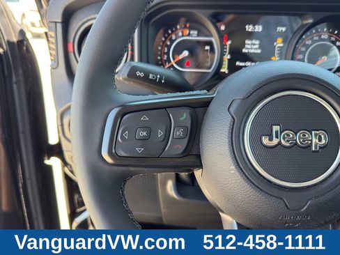 Used 2025 Jeep Gladiator Rubicon AWD/4WD image 17