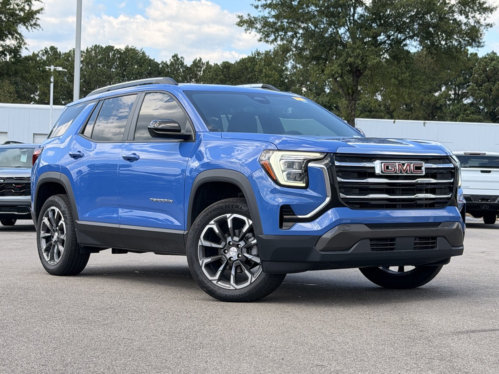 Used 2025 GMC Terrain Elevation w/ Elevation Premium Package AWD/4WD image 2