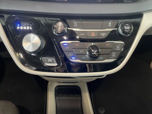 Used 2022 Chrysler Voyager LX image 10