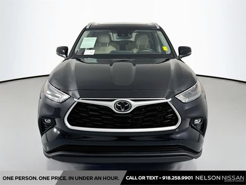 Used 2024 Toyota Highlander XLE FWD image 2