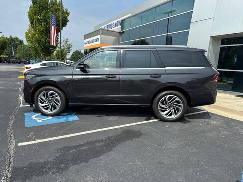 Used 2025 Lincoln Navigator Reserve AWD/4WD image 8