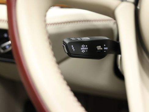 Used 2020 Bentley Bentayga Plug-In Hybrid image 35