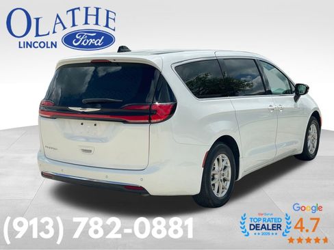 Used 2024 Chrysler Pacifica Touring-L FWD image 5