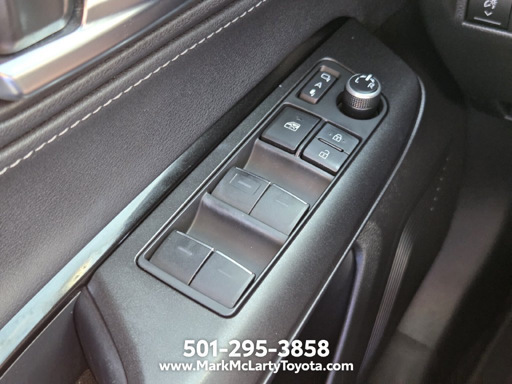 Used 2022 Toyota Venza LE AWD/4WD image 23