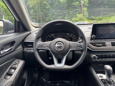 Used 2025 Nissan Altima 2.5 SV FWD image 30