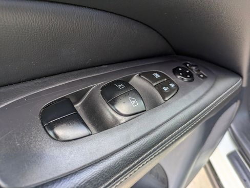 Used 2020 Nissan Pathfinder SV image 11