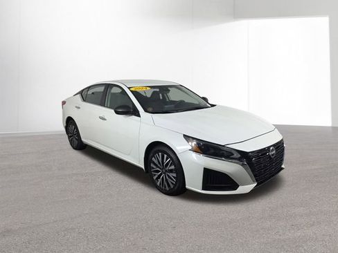 Used 2024 Nissan Altima 2.5 SV image 12