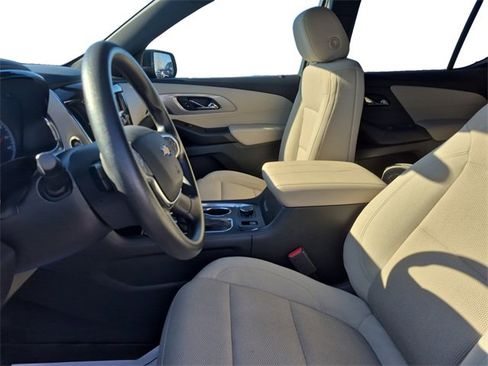 Used 2022 Chevrolet Traverse LS image 9
