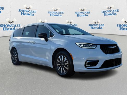 Used 2024 Chrysler Pacifica Select image 10