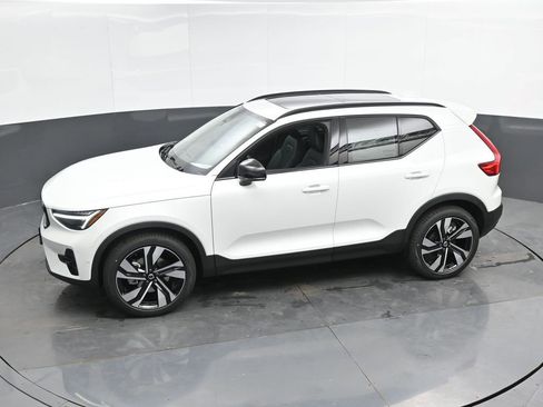New 2025 Volvo XC40 B5 Plus w/ Protection Package Premier image 35