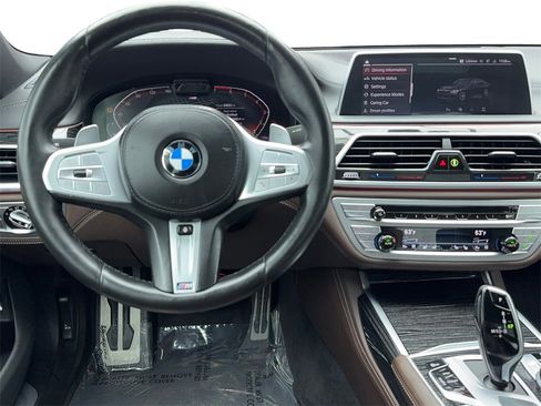 Used 2022 BMW 750i xDrive w/ Luxury Rear Seating Package image 17
