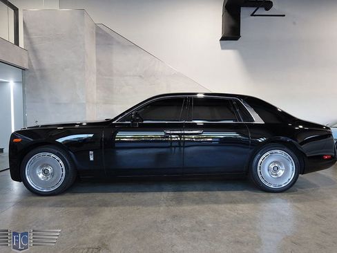 Used 2022 Rolls-Royce Phantom Sedan RWD image 2