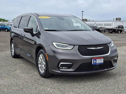 Used 2023 Chrysler Pacifica Touring-L FWD image 2