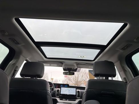 Used 2025 Ford Expedition Active image 23