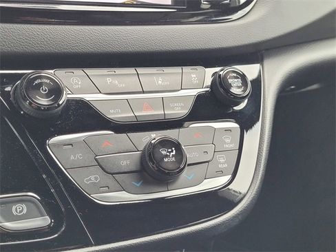 Certified 2025 Chrysler Pacifica Select image 11