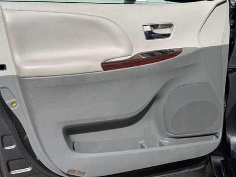 Used 2014 Toyota Sienna XLE FWD image 13