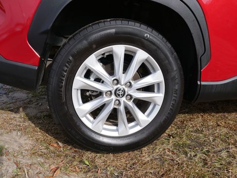 Used 2022 Toyota Corolla Cross LE image 11