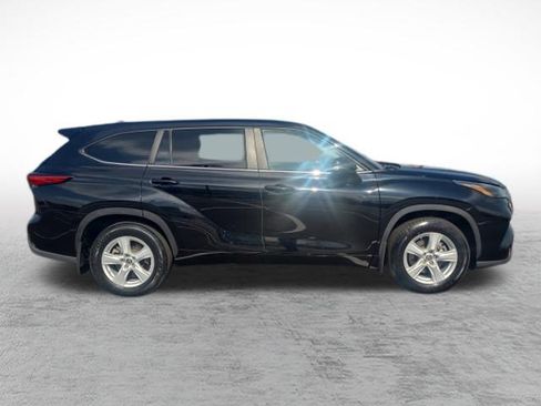Used 2023 Toyota Highlander LE AWD/4WD image 4