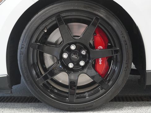 Used 2019 Ford Mustang Shelby GT350R w/ GT350R Equipment Group 920A RWD image 8
