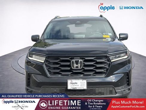 Used 2025 Honda Pilot Sport image 2