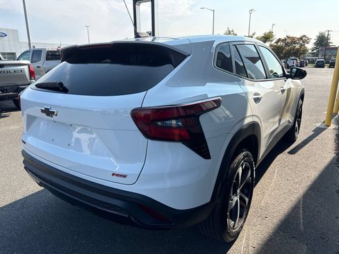 Used 2024 Chevrolet Trax RS FWD image 6