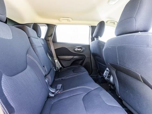 Used 2015 Jeep Cherokee Latitude w/ Cold Weather Group AWD/4WD image 17