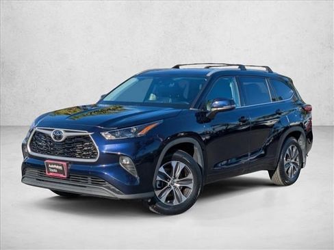 Used 2022 Toyota Highlander XLE image 1