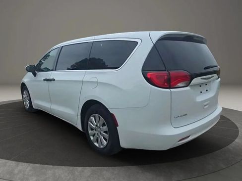 Used 2021 Chrysler Voyager L FWD image 4