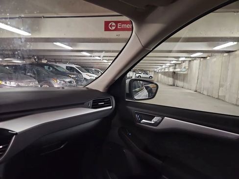 Used 2020 Ford Escape SE image 19