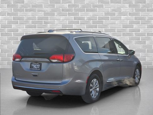 Used 2019 Chrysler Pacifica Touring-L FWD image 5