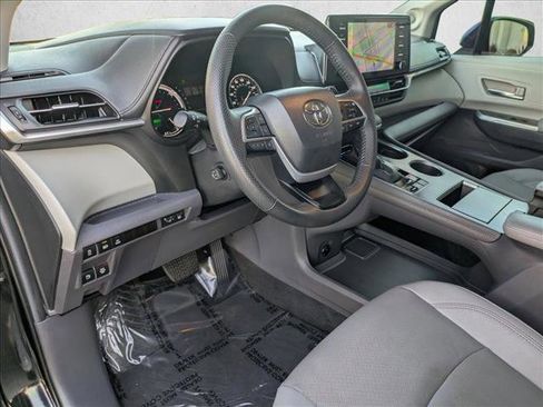Used 2024 Toyota Sienna Limited image 10