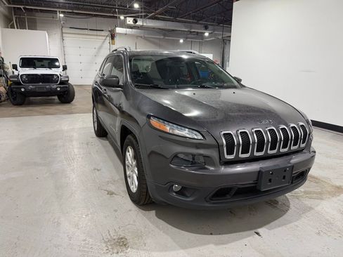 Used 2017 Jeep Cherokee Latitude w/ Cold Weather Group image 4