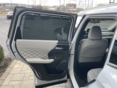 Used 2023 Mitsubishi Outlander image 16