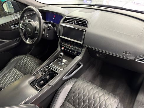 Used 2020 Jaguar F-PACE SVR image 27