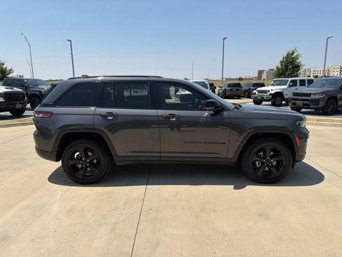 Used 2024 Jeep Grand Cherokee Altitude AWD/4WD image 6