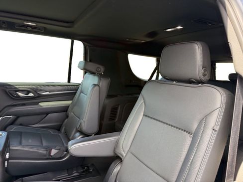 Used 2023 GMC Yukon XL Denali image 16
