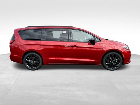 New 2026 Chrysler Pacifica Limited w/ Uconnect Theater Family Group image 9