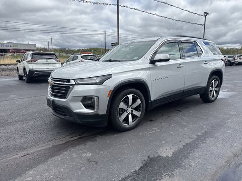 Used 2022 Chevrolet Traverse LT w/ LT Premium Package AWD/4WD image 8