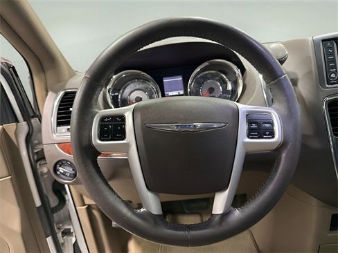 Used 2014 Chrysler Town & Country Touring image 15