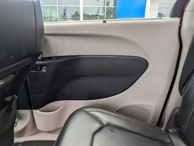 Used 2023 Chrysler Pacifica Touring-L FWD image 18